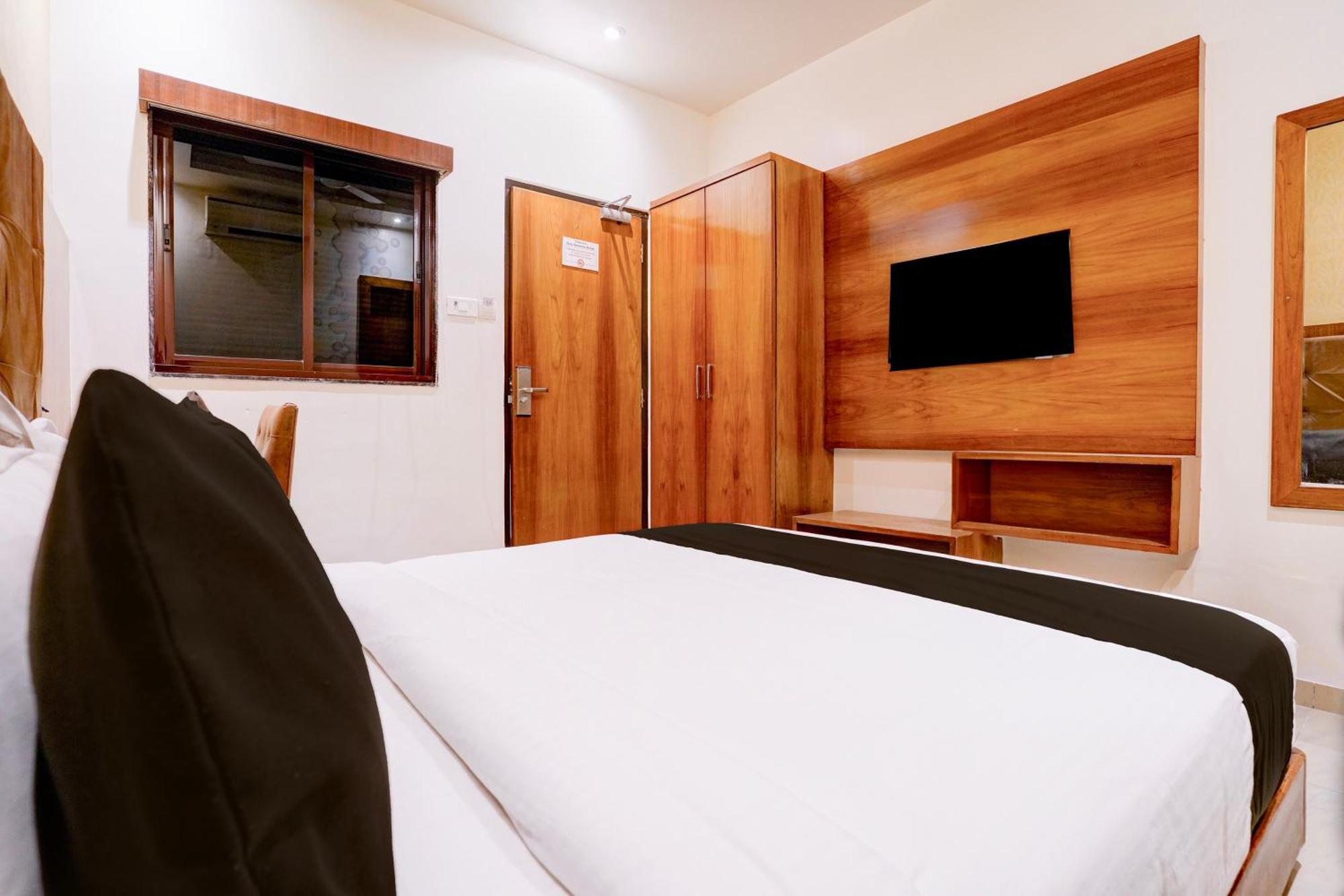 Hotel Super Townhouse Oak Times Square Le Western Mumbai